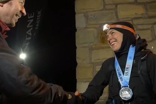 Una madre gana y rompe récord en un ultramaratón de 430 kilómetros, en el que hizo paradas para extraerse leche