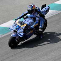 Álex Márquez lidera, Aprilia responde a Ducati y Marc Márquez sufre su primera caída del año en Sepang 