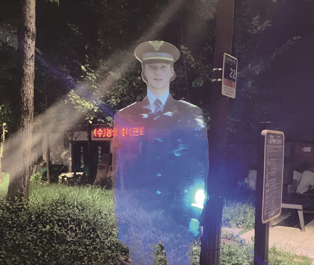 Seúl ha estrenado un “policía holográfico” que surge cada noche en un parque. La intención es clara: disuadir delitos 