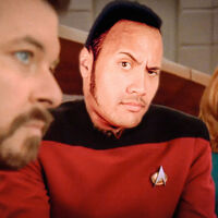 Antes de convertirse en El rey Escorpión, The Rock tuvo un cameo en una serie de Star Trek que muchos han olvidado y donde, por supuesto, levantó la ceja