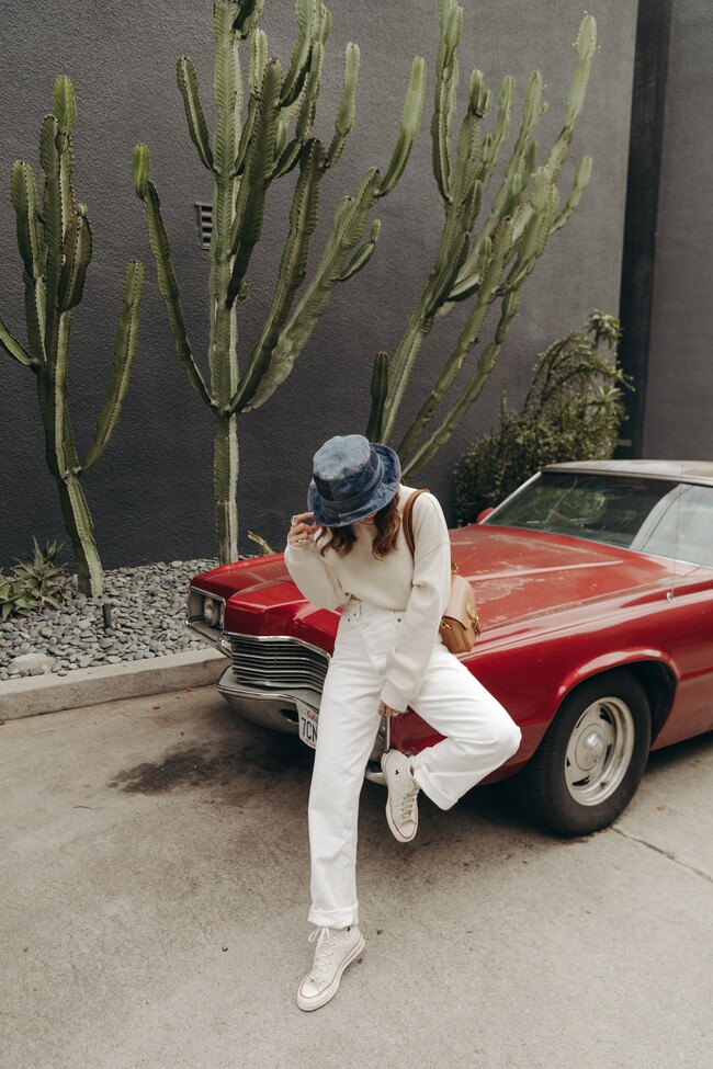 Collage Vintage Street Style Outfit Dior Denim Patchwork Hat White Jeans Converse Dior Bag 3N modelos de zapatillas Converse que nunca pasan de moda y llevan siendo tendencia muchos años