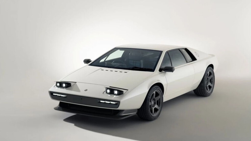 El Lotus Esprit fue uno de los coches más bonitos de la historia. Cincuenta años después, ha vuelto con motor V8, traje de fibra de carbono y el espíritu intacto 