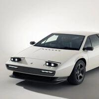 El Lotus Esprit fue uno de los coches más bonitos de la historia. Cincuenta años después, ha vuelto con motor V8, traje de fibra de carbono y el espíritu intacto 