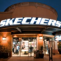 Estas son las zapatillas Skechers por menos de 30 euros perfectas para salir a caminar: suela cómoda y diseño sencillo  