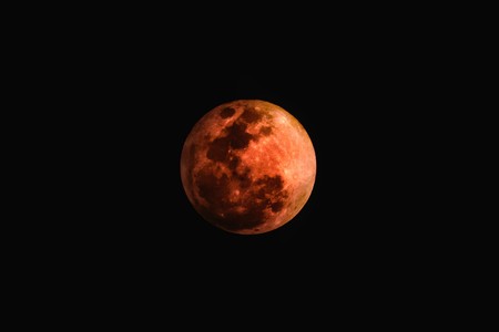 Cómo seguir la Luna Roja de este viernes por Internet