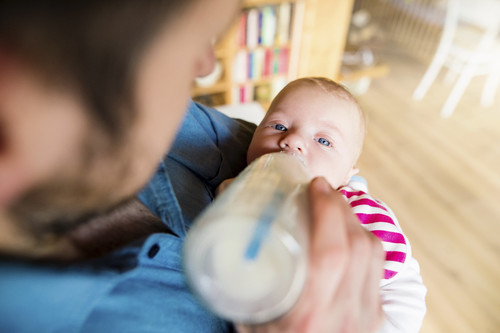 ¿Cómo actuar si el bebé se atraganta con la leche?