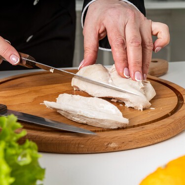 Hervir pollo: la técnica para tener una carne sana, rica y versátil para aprovechar toda la semana 