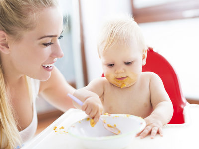 ¿Tu hijo se empeña en comer solo? Deja que se manche a gusto y disfrútalo