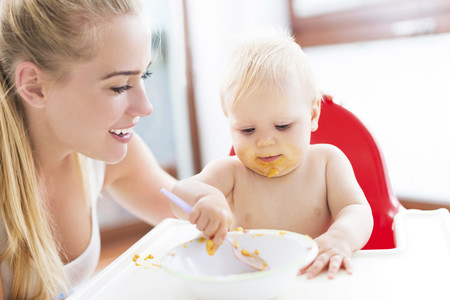 ¿Tu hijo se empeña en comer solo? Deja que se manche a gusto y disfrútalo