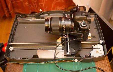 El movimiento de esta cámara está controlado por la Raspberry Pi