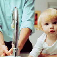 Cómo enseñar a los niños a ahorrar agua: nueve trucos para reducir el consumo en casa