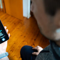 He probado la traducción instantánea de los AirPods: lo más cerca que he estado de saber idiomas a lo Matrix