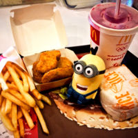 Compra un Happy Meal y lo abre seis años después para enseñar al mundo lo que le pasa a la comida del McDonald's 