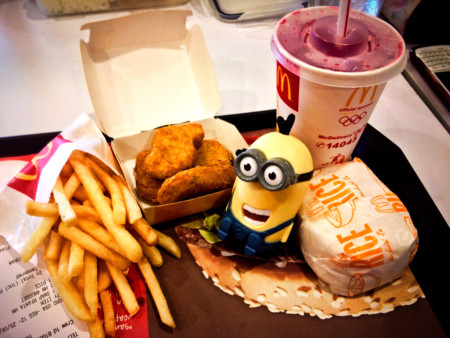 Compra un Happy Meal y lo abre seis años después para enseñar al mundo lo que le pasa a la comida del McDonald's