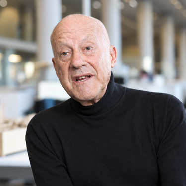 Norman Foster, 91 años, arquitecto: "Duermo poco, aprovecho a hacerlo en los aviones, pero solo si es de noche. Y puedo hacer hasta 50 kilómetros de bicicleta por la Casa de Campo" 