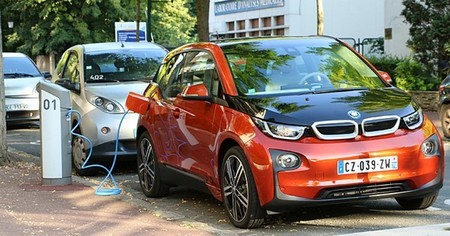 Los vehículos eléctricos de BMW podrán recargar en la red de Bolloré
