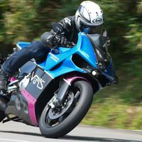 En Japón han creado una moto deportiva de dos tiempos tan bestia que no les dejan matricularla en Europa 