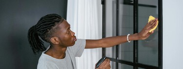 Un físico explica cómo limpiar los cristales de casa sin dejar rayas ni restos de suciedad: esta es la clave  
