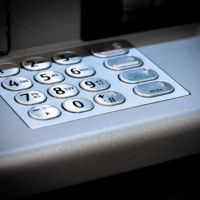 El BCE quiere que la banca deje de vender productos de alto riesgo, pero lo estimula con sus políticas monetarias