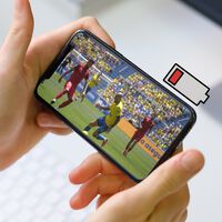 Mis consejos para ahorrar batería al ver partidos de fútbol y no quedarte 'a cero' antes del minuto 90