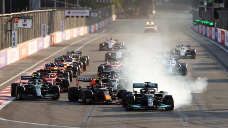Lewis Hamilton se equivocó de botón en Bakú y arruinó sus opciones de ponerse líder del mundial de Fórmula 1 Lewis Hamilton se equivocó de botón en Bakú y arruinó sus opciones de ponerse líder del mundial de Fórmula 1