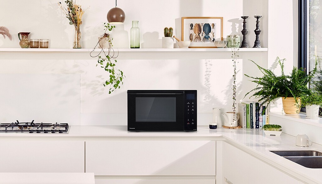 Panasonic quiere que te olvides de los microondas clásicos: sus nuevos modelos son un 55% más rápidos, gastan menos luz y pueden hornear 