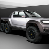 La Rivian R1T ya planta cara a la Tesla Cybertruck también en 'mutaciones' extravagantes: de la pick-up policía a la de 6 ruedas