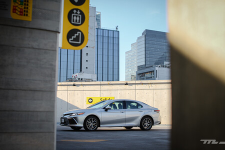 Toyota Camry Hybrid 2021, a prueba: el sedán japonés que apuesta por el comfort y la eficiencia 54 Toyota Camry Hybrid 2021 Prueba De Manejo Opiniones 29