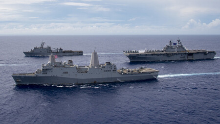 Unidad Expedicionaria de Marines en movimiento en el Pacífico