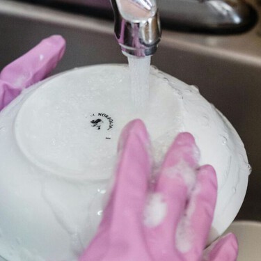 Olvídate del cloro al lavar los trastes: este es el combo de jabones que los deja limpios y sin mal olor