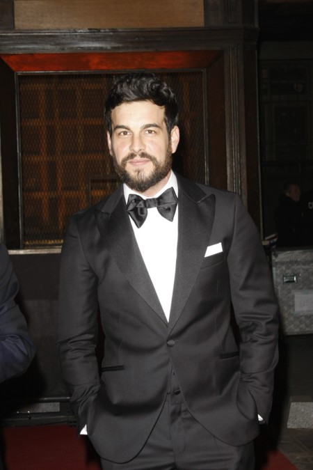Mario Casas sorprende con pajarita y barba en los Premios Feroz