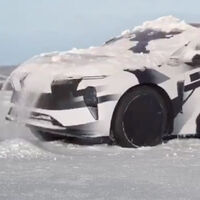 El coche que baila para quitarse la nieve de encima es el enésimo invento chino que nadie necesita. O quizá sí