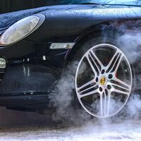  Así es el "truco" de la botella de plástico: si ves que hay una encima de tu llanta, cuidado: podrían querer robarte el auto