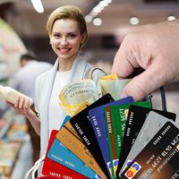 El auge del crédito al consumo tiene cara B: refleja la pérdida de poder adquisitivo de los hogares españoles