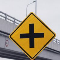 Si ves una señal de tránsito con cruz negra y fondo amarillo en México debes frenar de inmediato por esta razón