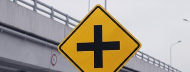 Si ves una señal de tránsito con cruz negra y fondo amarillo en México debes frenar de inmediato por esta razón