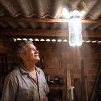 Mecânico fura o telhado para encaixar uma garrafa PET com água e transforma cômodo escuro em ambiente iluminado sem gastar energia 