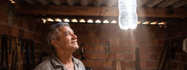 Mecânico fura o telhado para encaixar uma garrafa PET com água e transforma cômodo escuro em ambiente iluminado sem gastar energia 