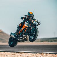¡Brutal! La KTM 1290 Super Duke RR es aún más bestia con 180 CV, mejor equipamiento y 9 kg menos