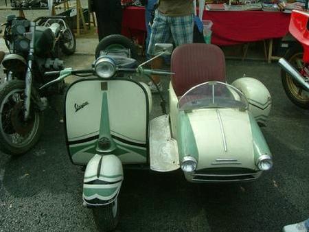 Vespa con sidecar... muy realista