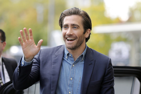 Jake Gyllenhaal domina el look semi-formal sumando una camisa denim a su traje