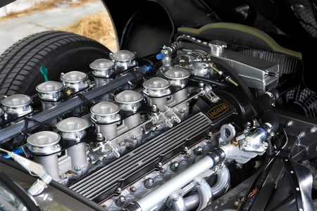 Jaguar E-Type 1974 restomod
