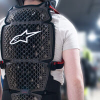 Demostrado. Las protecciones de moto no protegen tanto como creíamos en caso de caída, según ha probado un divulgador 