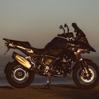 La BMW R 1300 GS ya tiene fecha de estreno. Y podría venir con dos hermanas muy radicales bajo el brazo