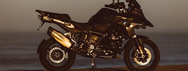 La BMW R 1300 GS ya tiene fecha de estreno. Y podría venir con dos hermanas muy radicales bajo el brazo