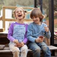 Niños que se ríen en los momentos menos oportunos: claves para enseñarles normas sociales 