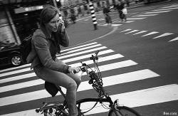 Prohibido hablar en móvil mientras vas en bici