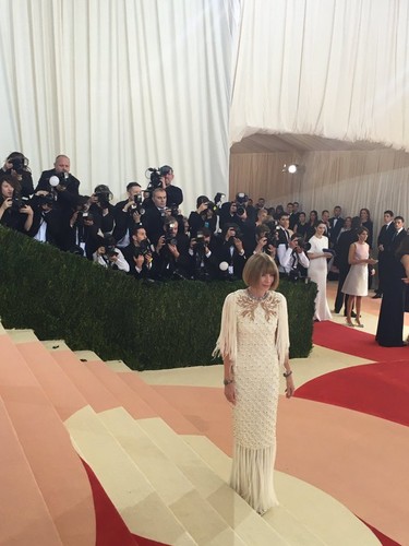 La jefa de todo: Anna Wintour de Chanel en la Gala MET 2016 