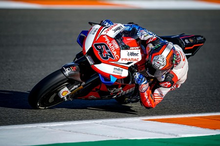 Pecco Bagnaia se fractura la muñeca en Valencia tras una extraña caída saliendo de boxes