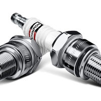 Tu moto seguro que tiene bujías, pero ¿sabes qué son, cómo funcionan y cómo cambiarlas?